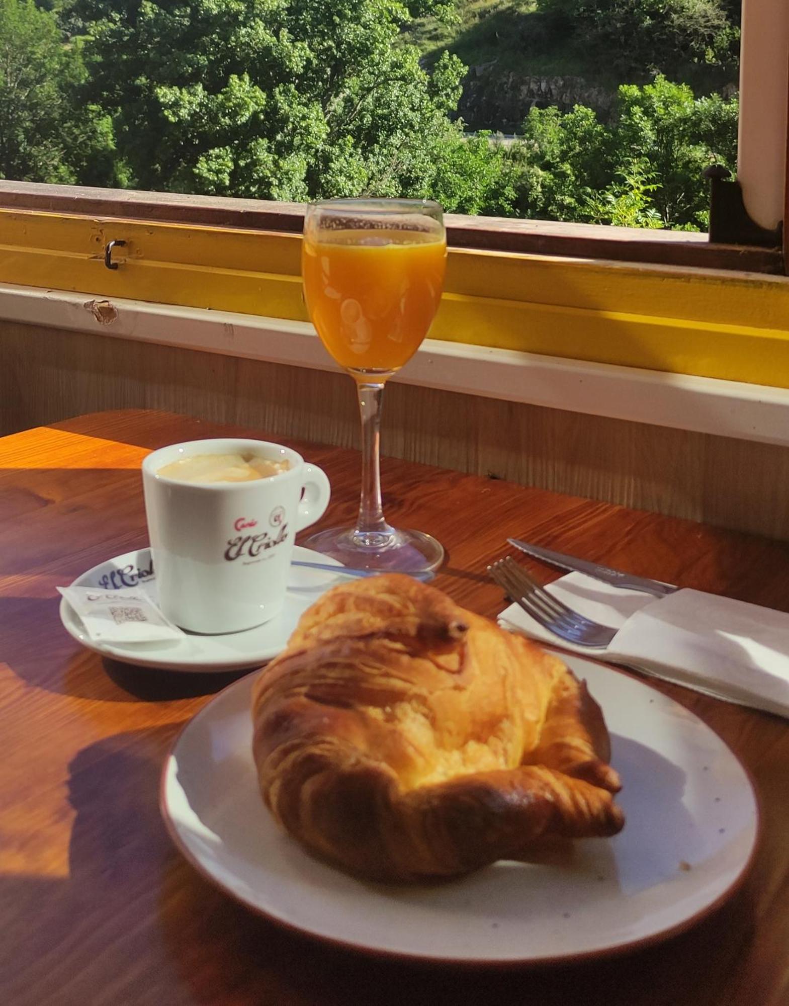 Hostal Los Valles Bielsa Buitenkant foto