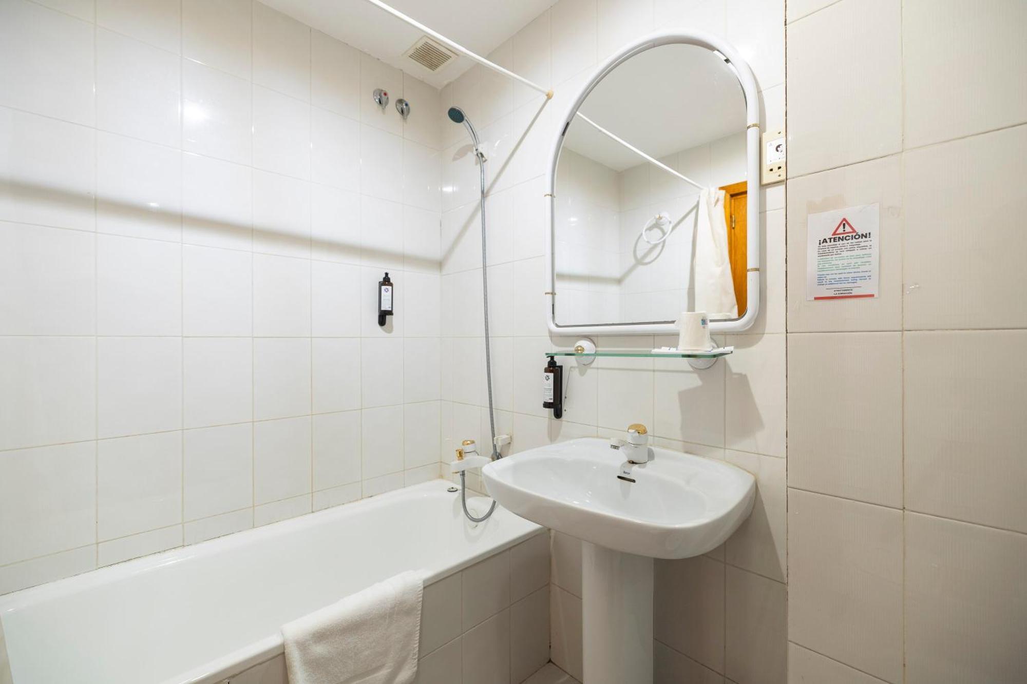 Hostal Los Valles Bielsa Buitenkant foto