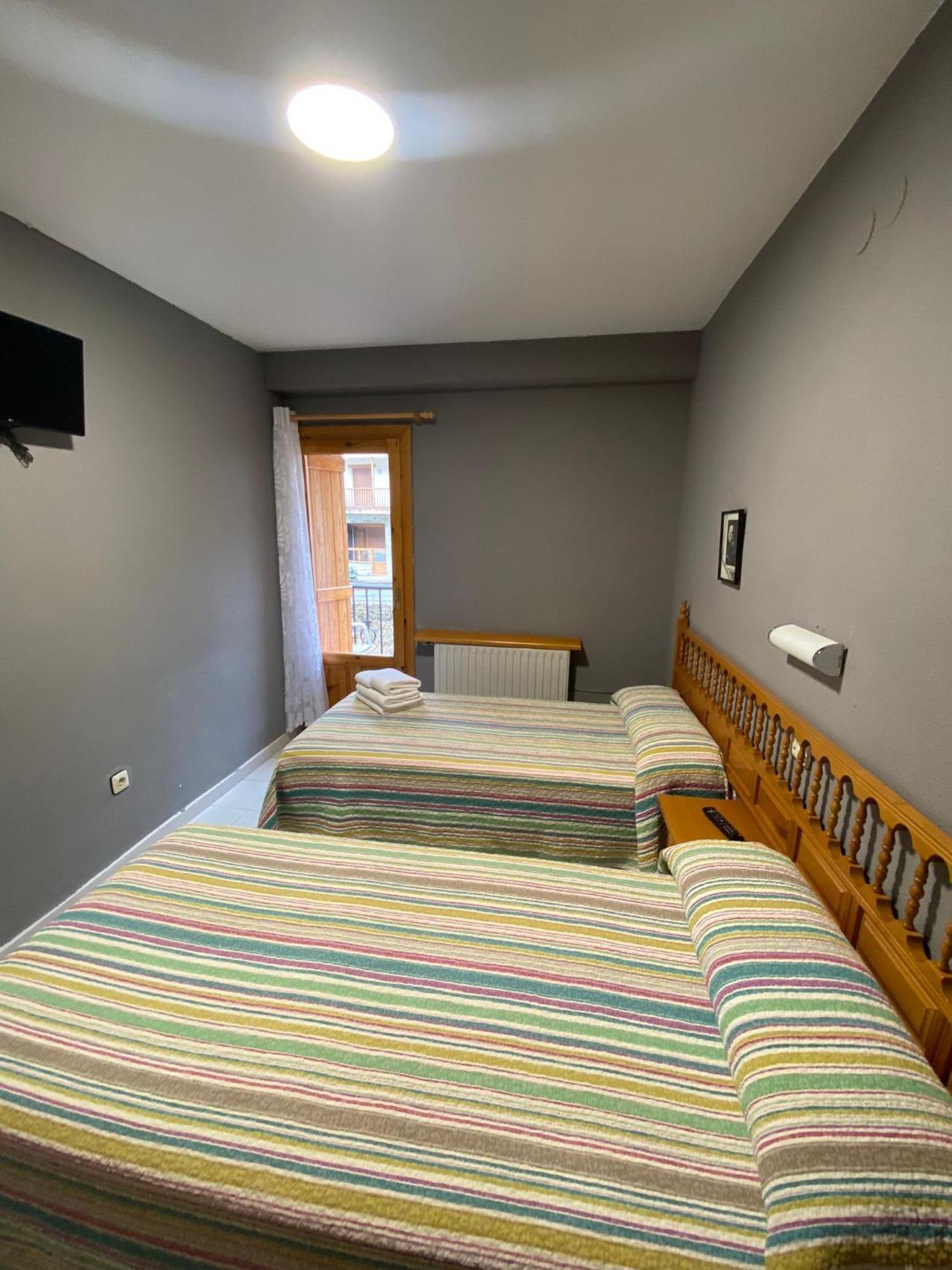 Hostal Los Valles Bielsa Buitenkant foto