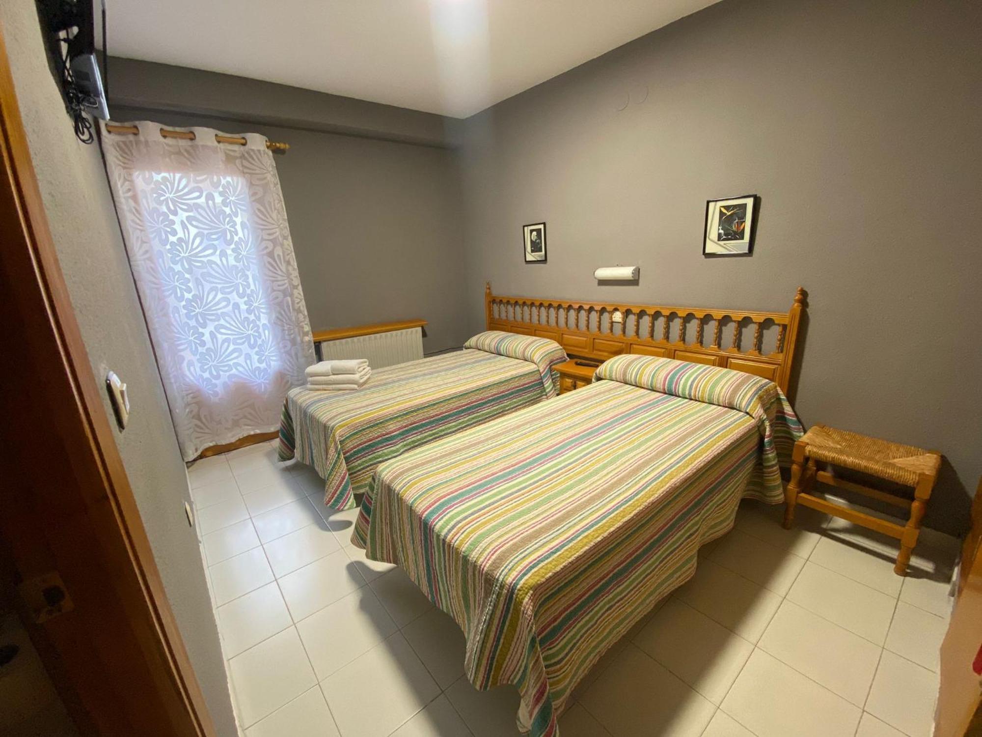 Hostal Los Valles Bielsa Buitenkant foto