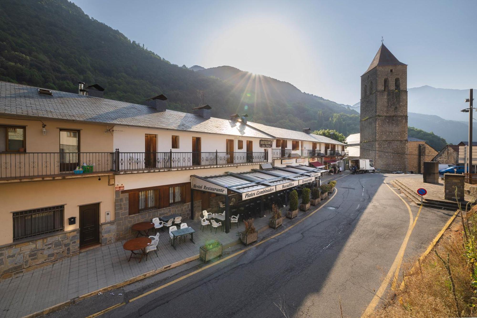Hostal Los Valles Bielsa Buitenkant foto