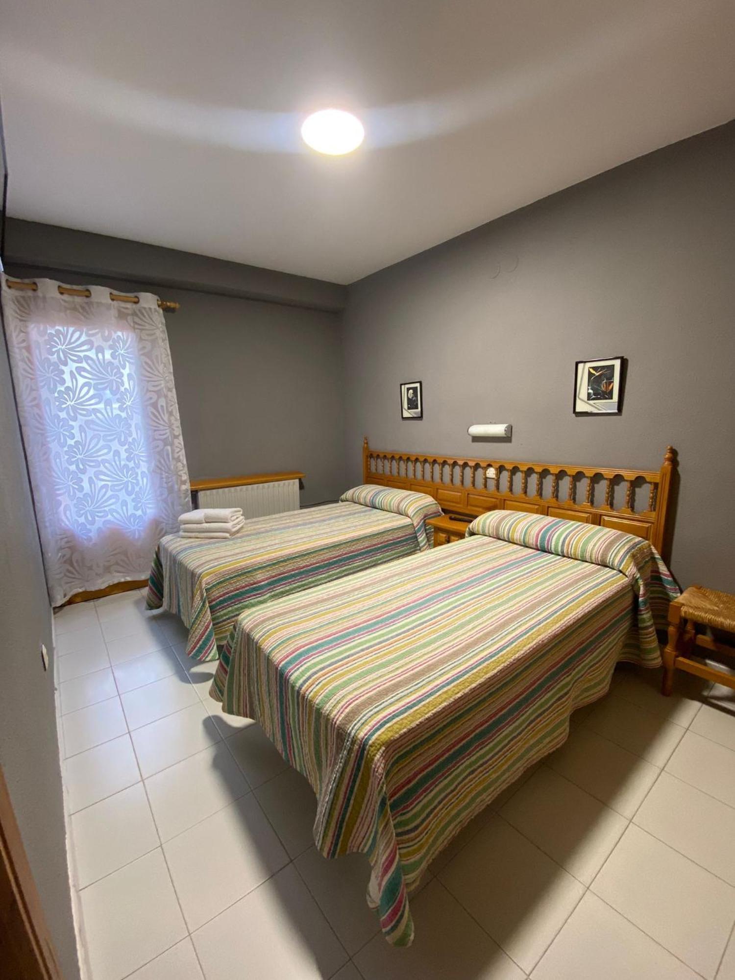 Hostal Los Valles Bielsa Buitenkant foto
