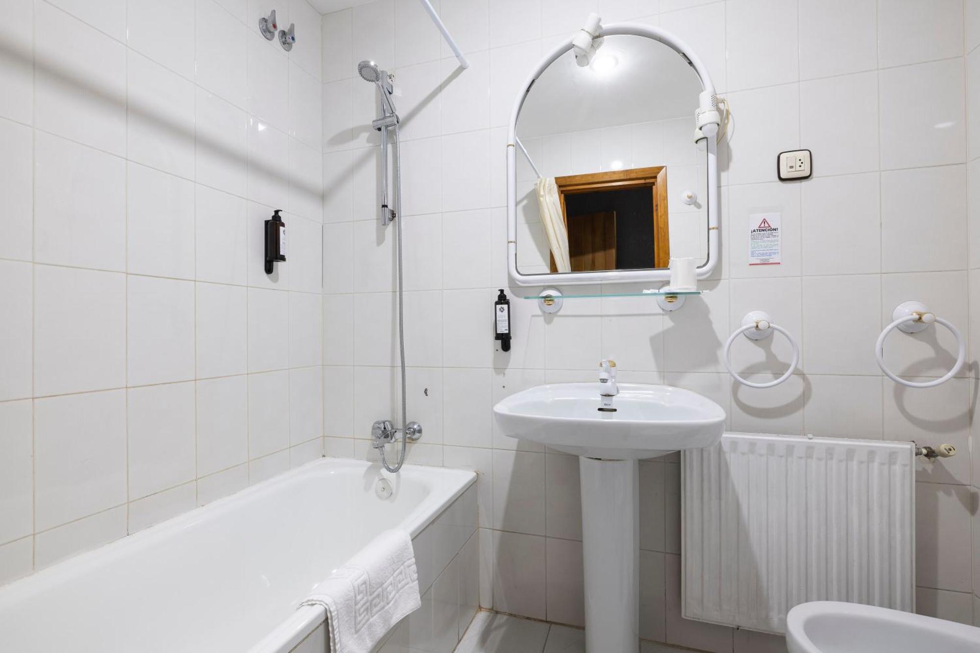 Hostal Los Valles Bielsa Buitenkant foto