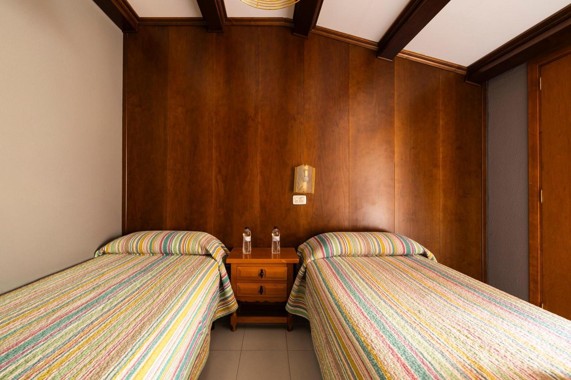 Hostal Los Valles Bielsa Buitenkant foto